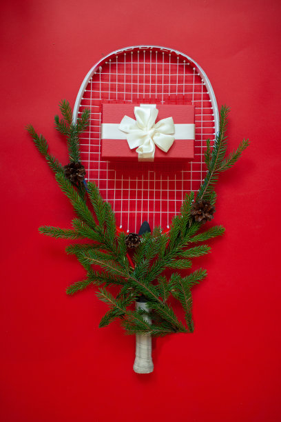 运动，健身，游戏和物体概念-圣诞节和新年概念与网球火箭。关注火箭图片下载