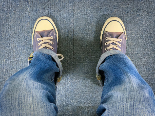 男人站在地毯上图片下载