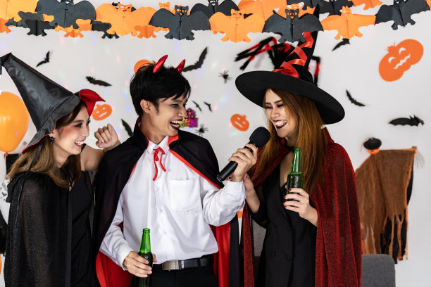 亚洲一群朋友庆祝和欢呼万圣节派对。图片下载