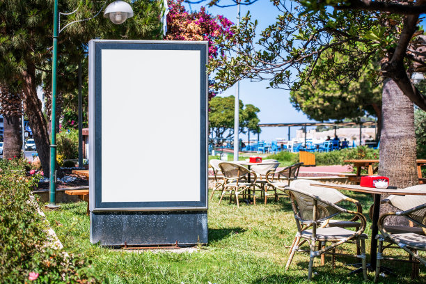 垂直广告白色空横幅在黑色框架在草坪附近的街道咖啡馆图片下载