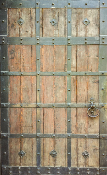 带有铁框的木门。图片下载