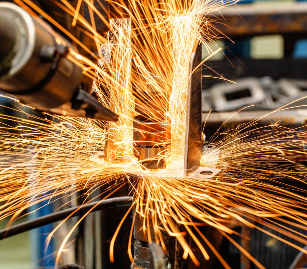 点焊机是将螺母焊接到汽车零件上素材图片