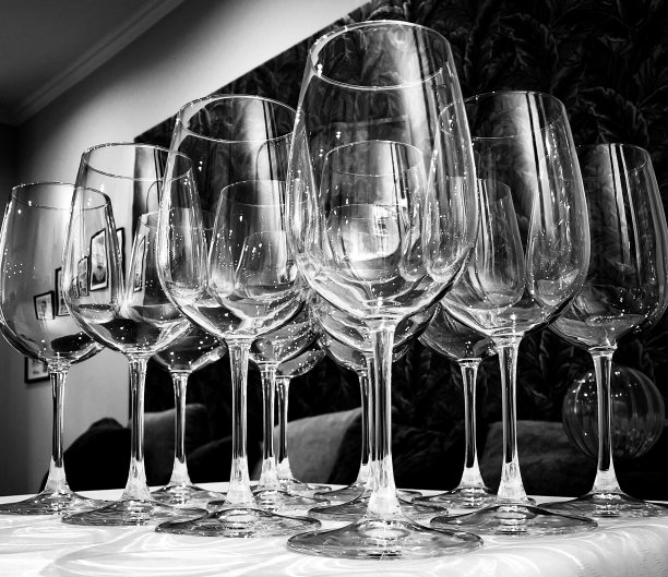 清空透明的欢迎饮料杯在活动上。图片下载