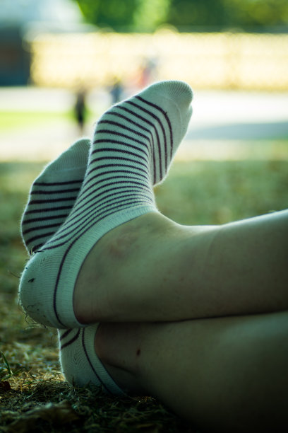 女人的脚上穿着条纹短袜图片下载