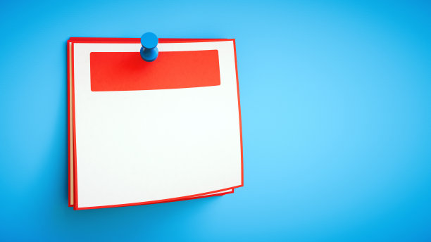 一个空白的空白的白色便利贴别在蓝色的墙上，靠近。图片下载