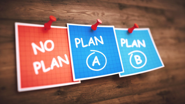 不同的音符，不同的抽象策略计划，钉在一个散焦的木制背景上。图片下载