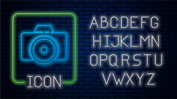 发光的霓虹灯照片相机图标孤立在砖块上图片下载