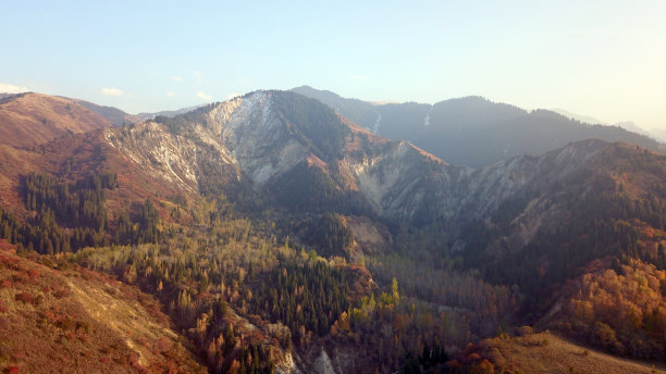 秋天的山林。无人机俯视图图片下载