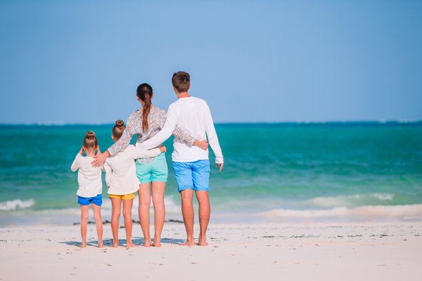 年轻的家庭度假有很多乐趣图片下载