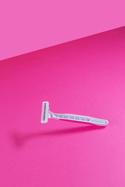 女性塑料剃须刀的亮粉色等温背景图片下载