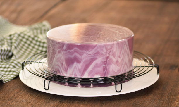 法式慕斯蛋糕，涂上紫釉图片下载