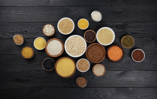 谷物、谷粒、种子和粗磨木为黑色背景图片下载