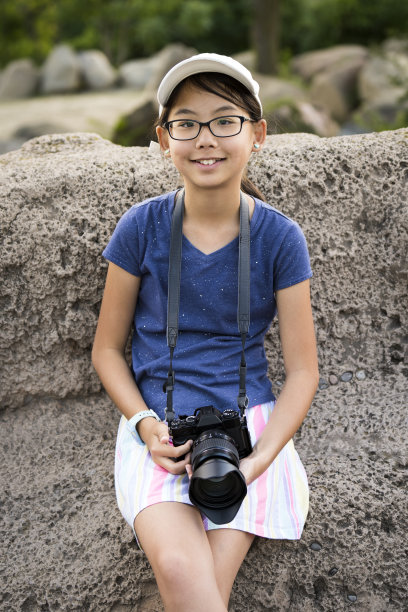 用数码相机的年轻摄影师图片下载