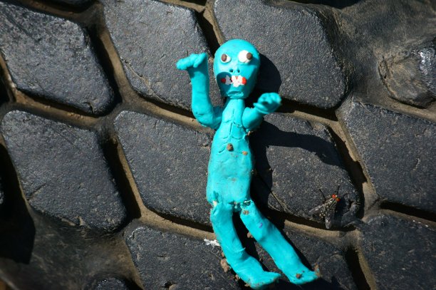 黑暗背景下的僵尸形象。图片下载