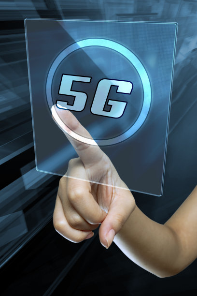 一位女士的手正在触摸一个标有5G标志的数字屏幕图片下载