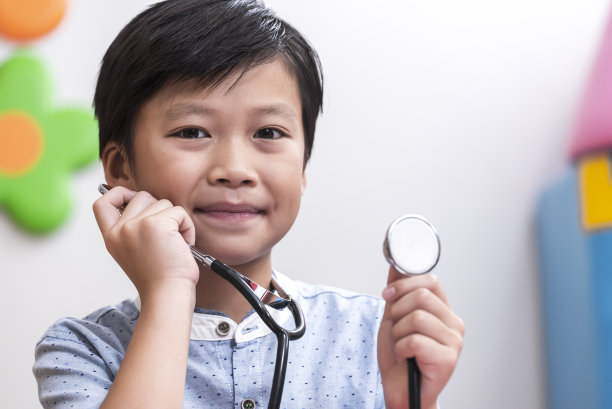 亚洲小男孩戴着听诊器，扮演医生的角色，未来的职业和教育理念。图片下载