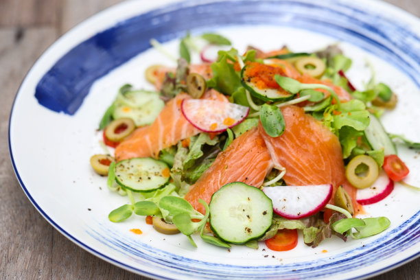 三文鱼、鱼、海鲜、生鱼片搭配辣味辣椒图片下载