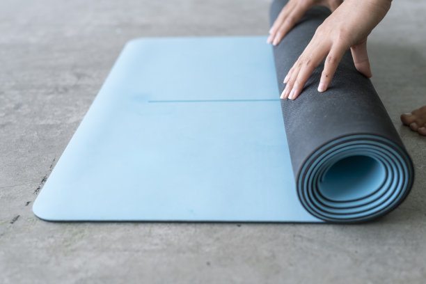 卷起瑜伽垫的女人图片下载
