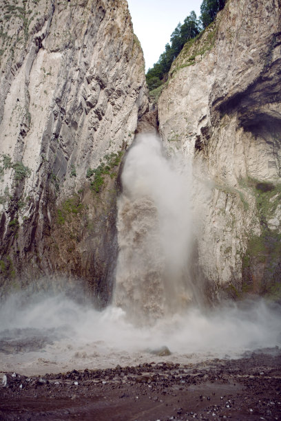 俄罗斯高加索地区夏季的高瀑布图片下载