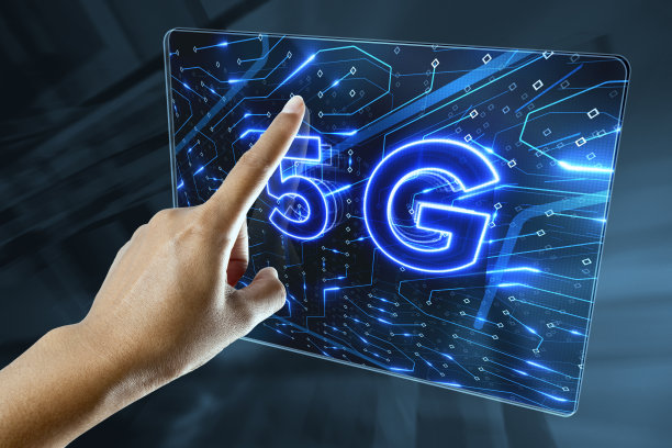 一位女士的手正在触摸一个标有5G标志的数字屏幕图片下载