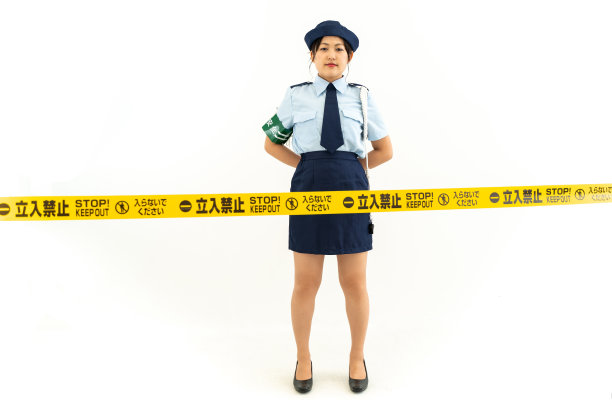 女警察站在警戒线上图片下载