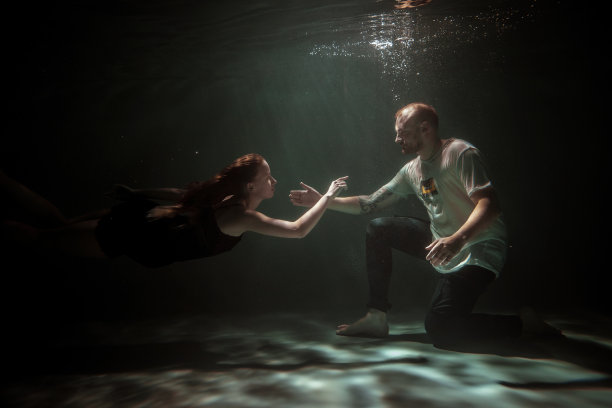 水下拍摄一对相爱的夫妇。男人和女人图片下载