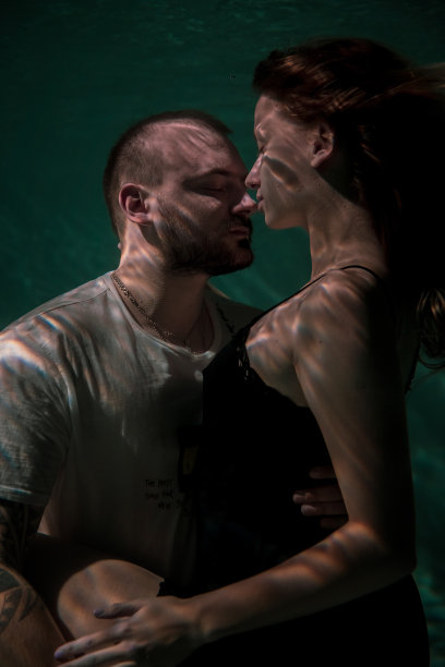 水下拍摄一对相爱的夫妇。男人和女人图片下载