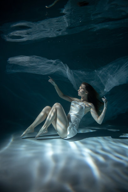 水下穿着白裙子的美丽女孩。水魔法。水下摄影。艺术图片下载