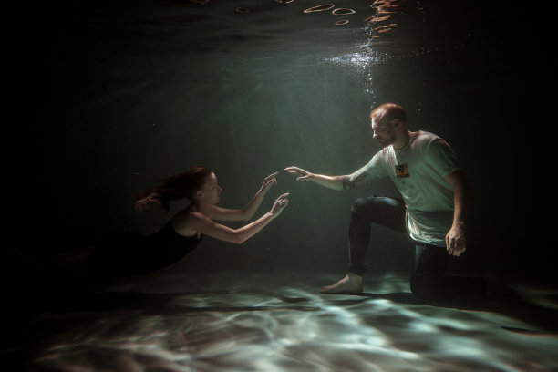 水下拍摄一对相爱的夫妇。男人和女人图片下载