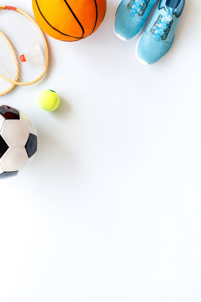 体育游戏设备-球，运动鞋，球拍-在白色顶部视图复制空间图片下载