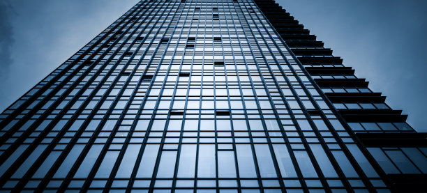 低角度仰望高层建筑的玻璃幕墙在城市商业区，中国上海图片下载