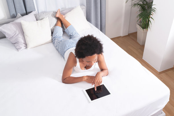 躺在床上用平板电脑的女人图片下载