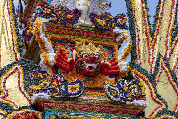 印尼巴厘岛乌布中央大街上的火葬塔，上面有巴厘岛传统的恶魔和花朵雕塑。为即将到来的火化仪式做准备图片下载