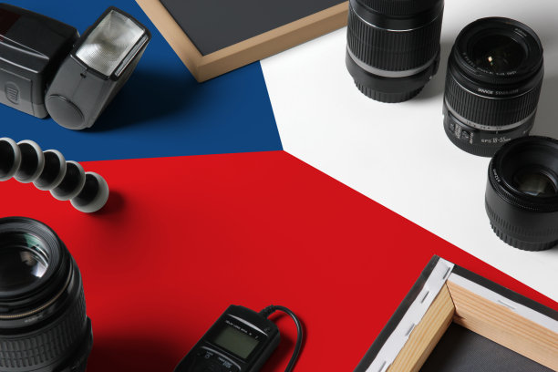 捷克国旗与俯视个人摄影设备和工具在白色木制桌子上，复制空间。图片下载