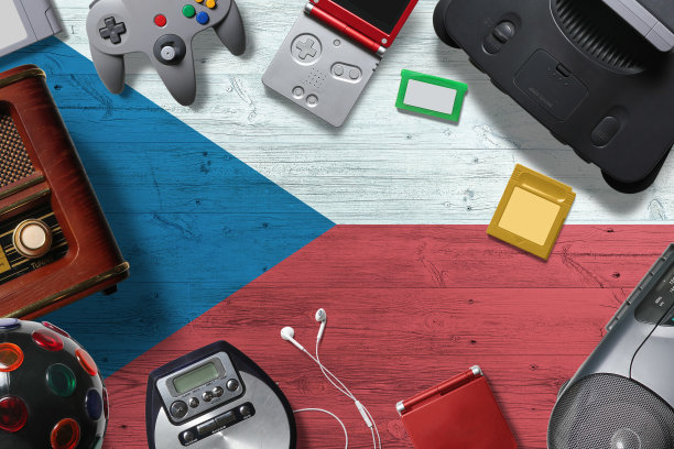 捷克共和国复古游戏概念。一组以国家为背景，从上方拍摄的复古视频游戏控制器。图片下载