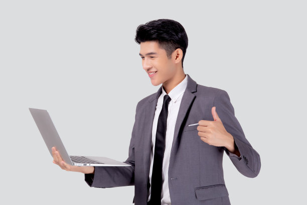 年轻的亚洲商人站在笔记本电脑上工作，在白色的背景上上网孤立，商人自信和笔记本，自由职业者与成功，营销和沟通。图片下载
