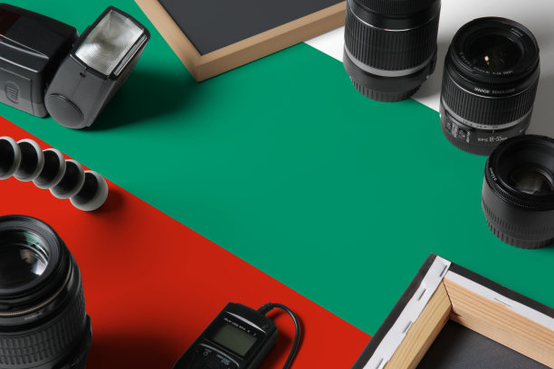 保加利亚国旗与个人摄影设备和工具俯视图上白色木制桌子，复制空间。图片下载