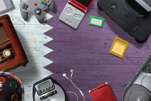 卡塔尔复古游戏概念。从上方拍摄的一系列复古视频游戏控制器，以国家背景为衬托图片下载