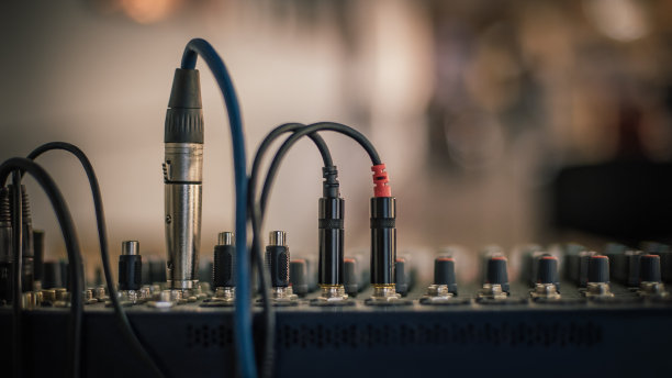 后面的场景。音响技术员电气工程师调整音响元件图片下载