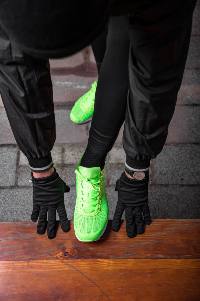 在城市环境中做运动/慢跑的运动员。图片下载