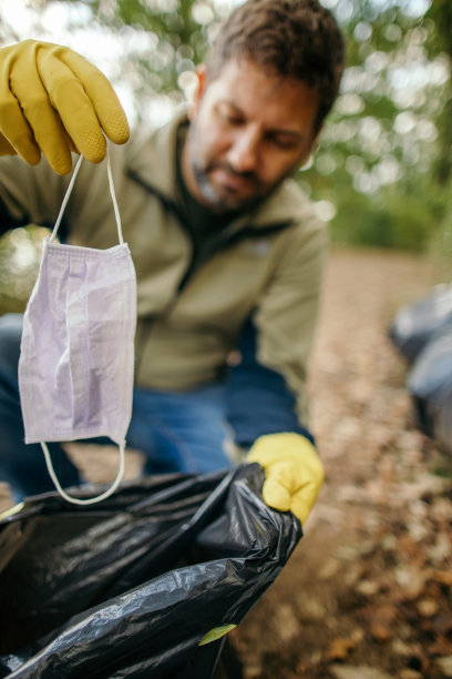 在大自然中收集垃圾图片下载