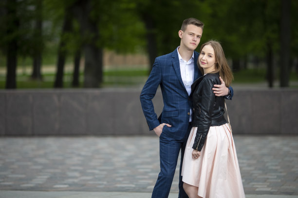 轻松的肖像年轻宁静的夫妇在公园户外拥抱。水平的作文图片下载