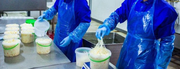 食品的工业生产酸菜或发酵卷心菜的生产卷心菜切片搅拌后，装在桶里，并装满盐水。图片下载