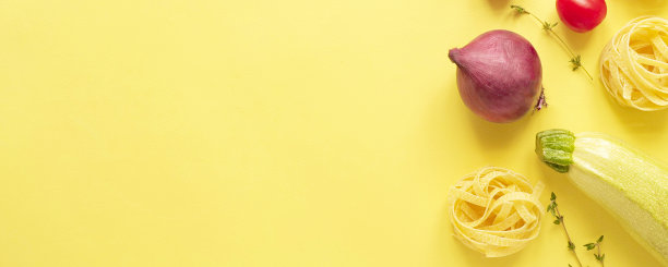 新鲜蔬菜，配送，库存，居家食品供应理念。做意大利宽面条的原料。通心粉，樱桃，洋葱，西葫芦，黄色背景上的百里香，copyspace，横幅图片下载