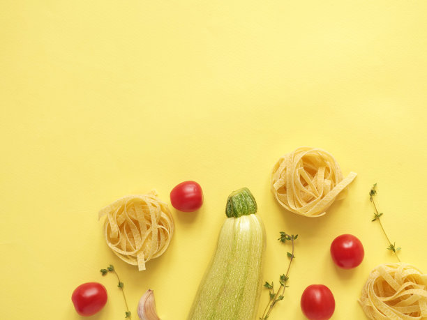 新鲜蔬菜、面食、配送、库存、居家食品供应理念。做意大利宽面条的原料。通心粉，圣女果，西葫芦，黄色背景上的百里香图片下载