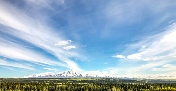 阿拉斯加州的鼓山，有着戏剧性的天空图片下载