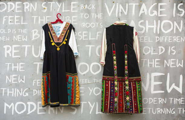 两个传统保加利亚/东欧民间传说女性服装在灰色的背景。复古/复古概念。复古是新的现代。图片下载