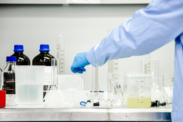 研究人员或医学家正在努力研制抗冠状病毒的疫苗和抗病毒药物，在实验室中显示警示危险的生物危害标志。COVID-19研究图片下载