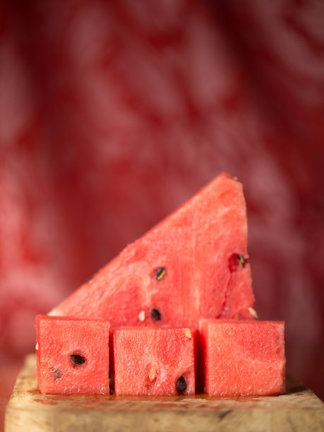 新鲜红西瓜片的特写图片下载