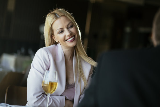 喝红酒的漂亮女商人。图片下载